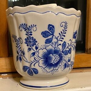 Colonial Williamsburg Blue Floral Planter